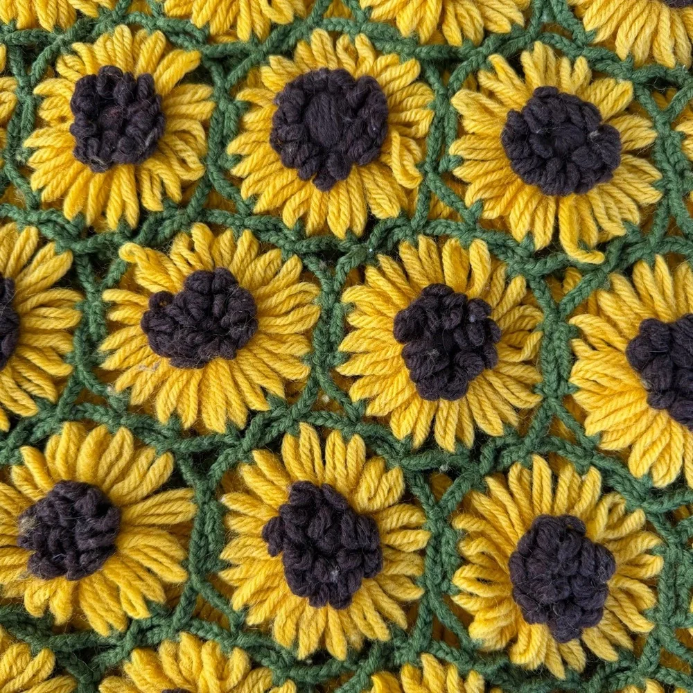Vintage 3D Crochet Sunflower Throw Daisy Chain Afghan Scallop Edge 40x46 GUC